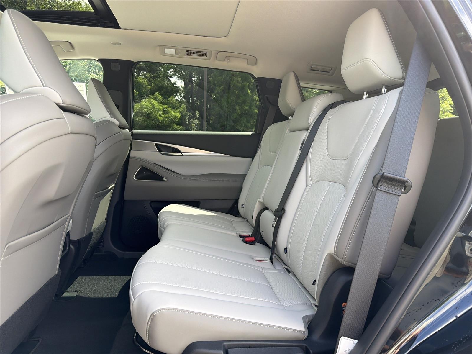 New 2027 MINERAL BLACK INFINITI Luxe FWD image 28