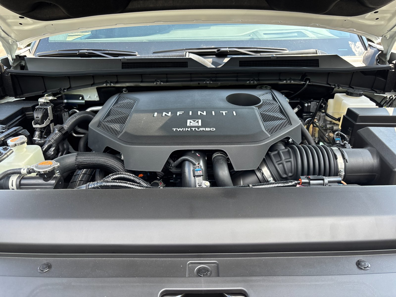 New 2027 RADIANT WHITE INFINITI Sport 4WD image 9