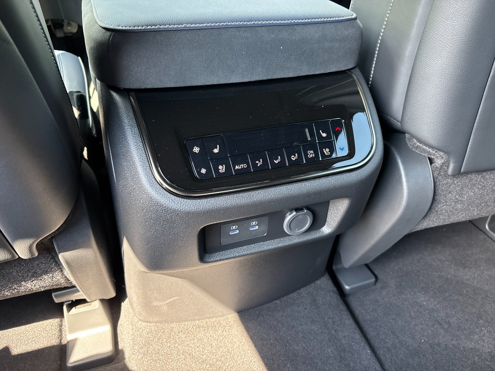 New 2027 RADIANT WHITE INFINITI Sport 4WD image 34