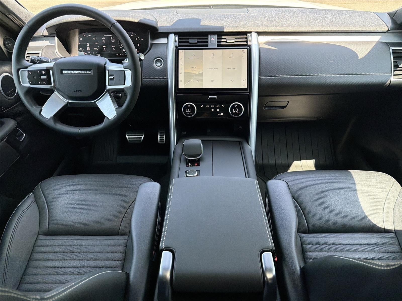 Used 2024 Fuji White Land Rover Dynamic SE image 9