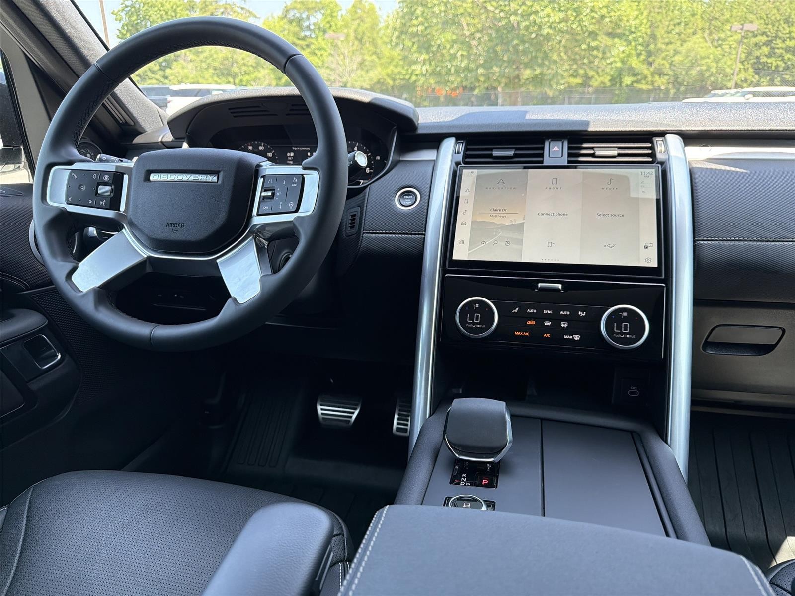 Used 2024 Fuji White Land Rover Dynamic SE image 10