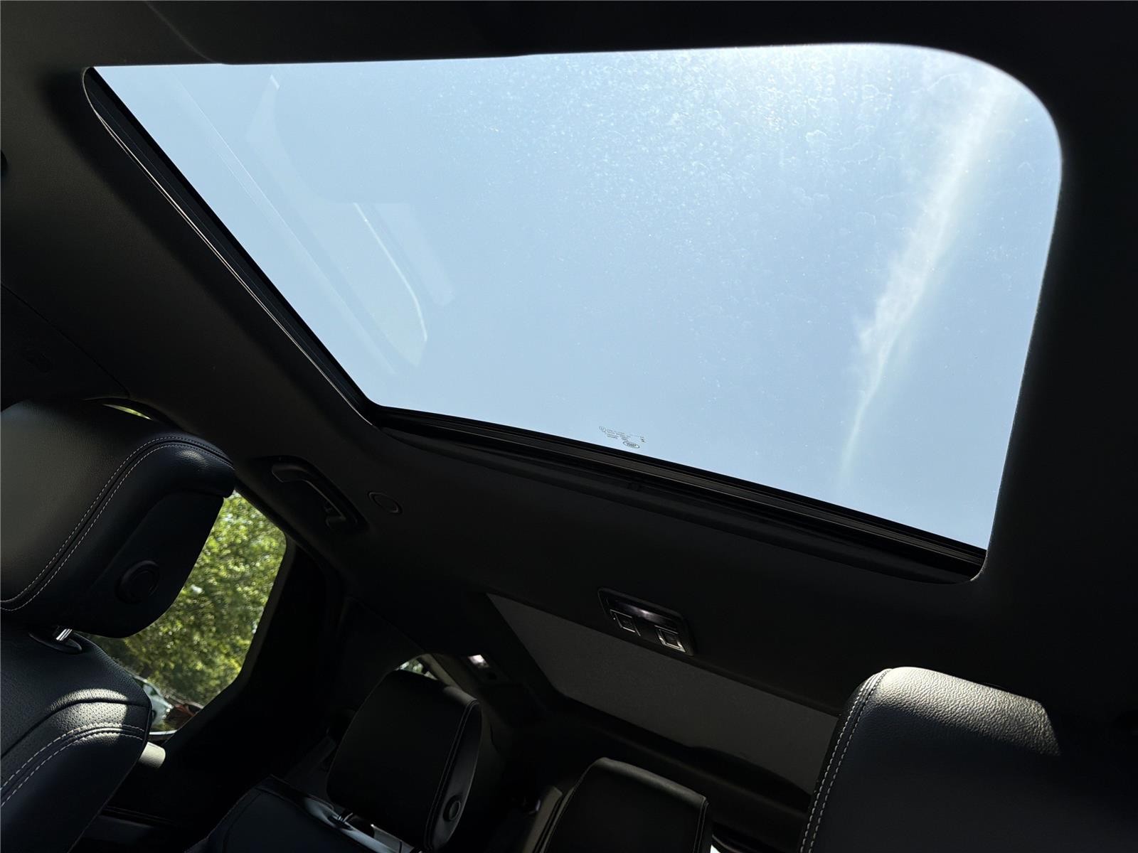Used 2024 Fuji White Land Rover Dynamic SE image 11