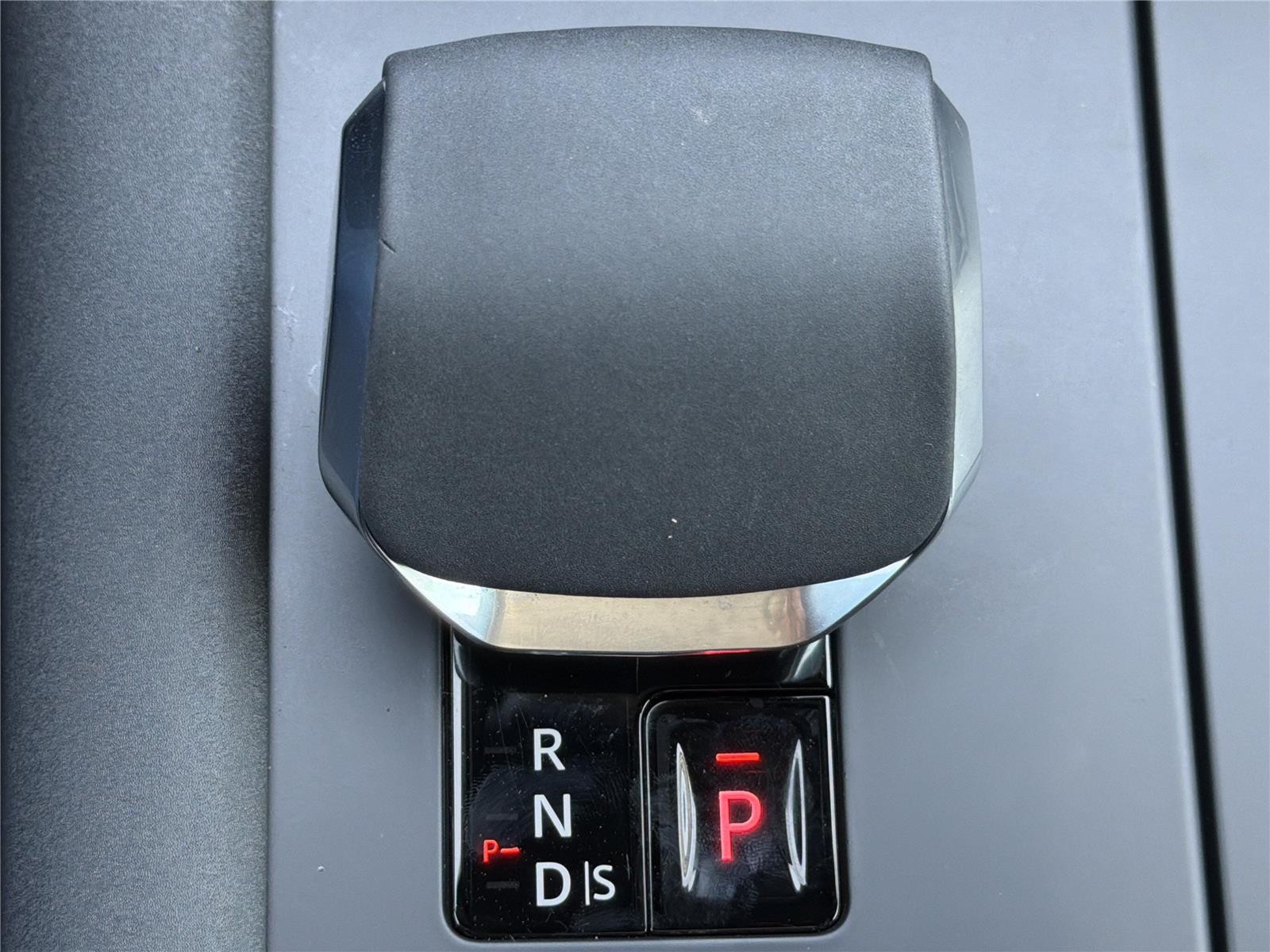 Used 2024 Fuji White Land Rover Dynamic SE image 17