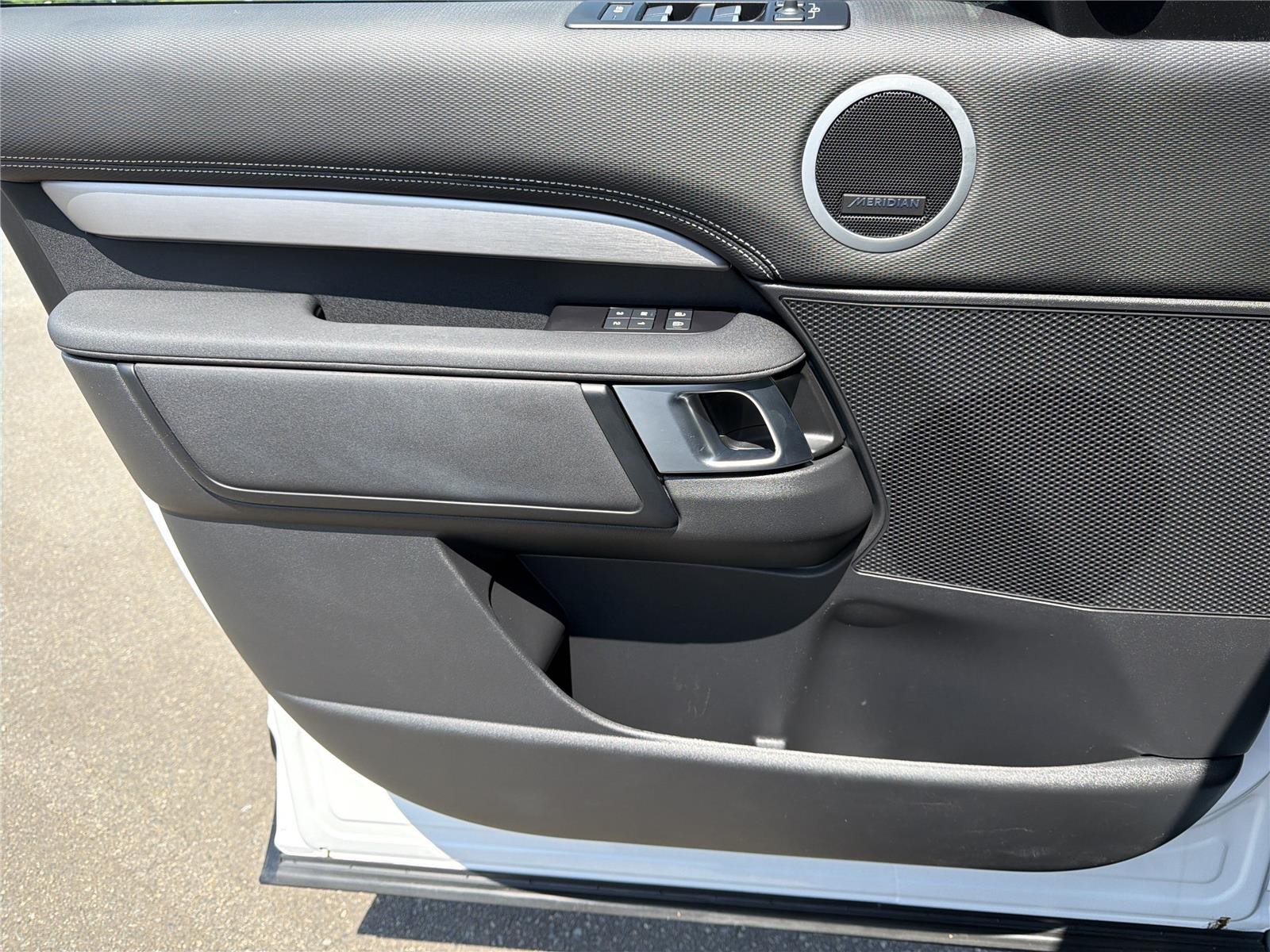 Used 2024 Fuji White Land Rover Dynamic SE image 22
