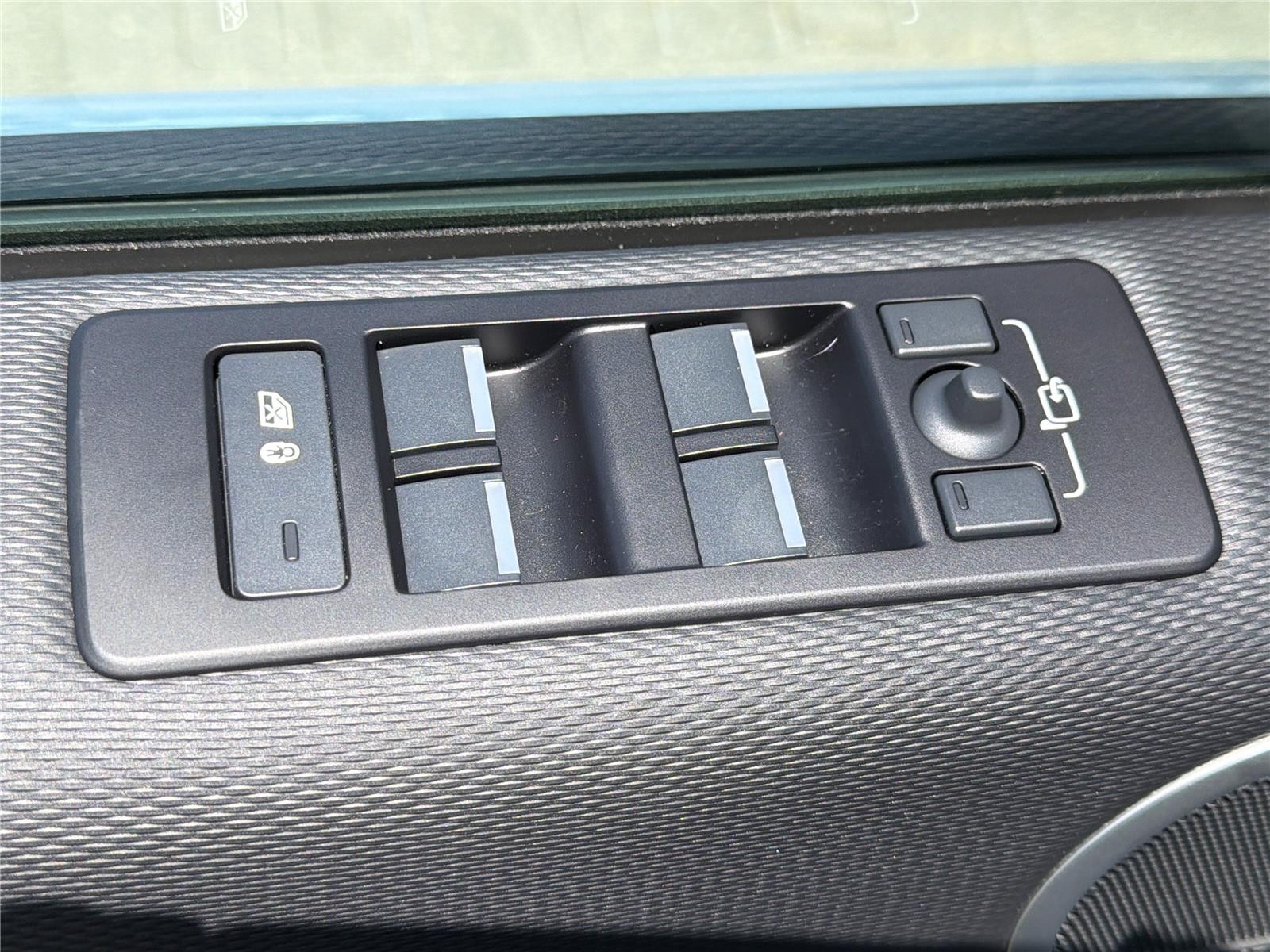 Used 2024 Fuji White Land Rover Dynamic SE image 23