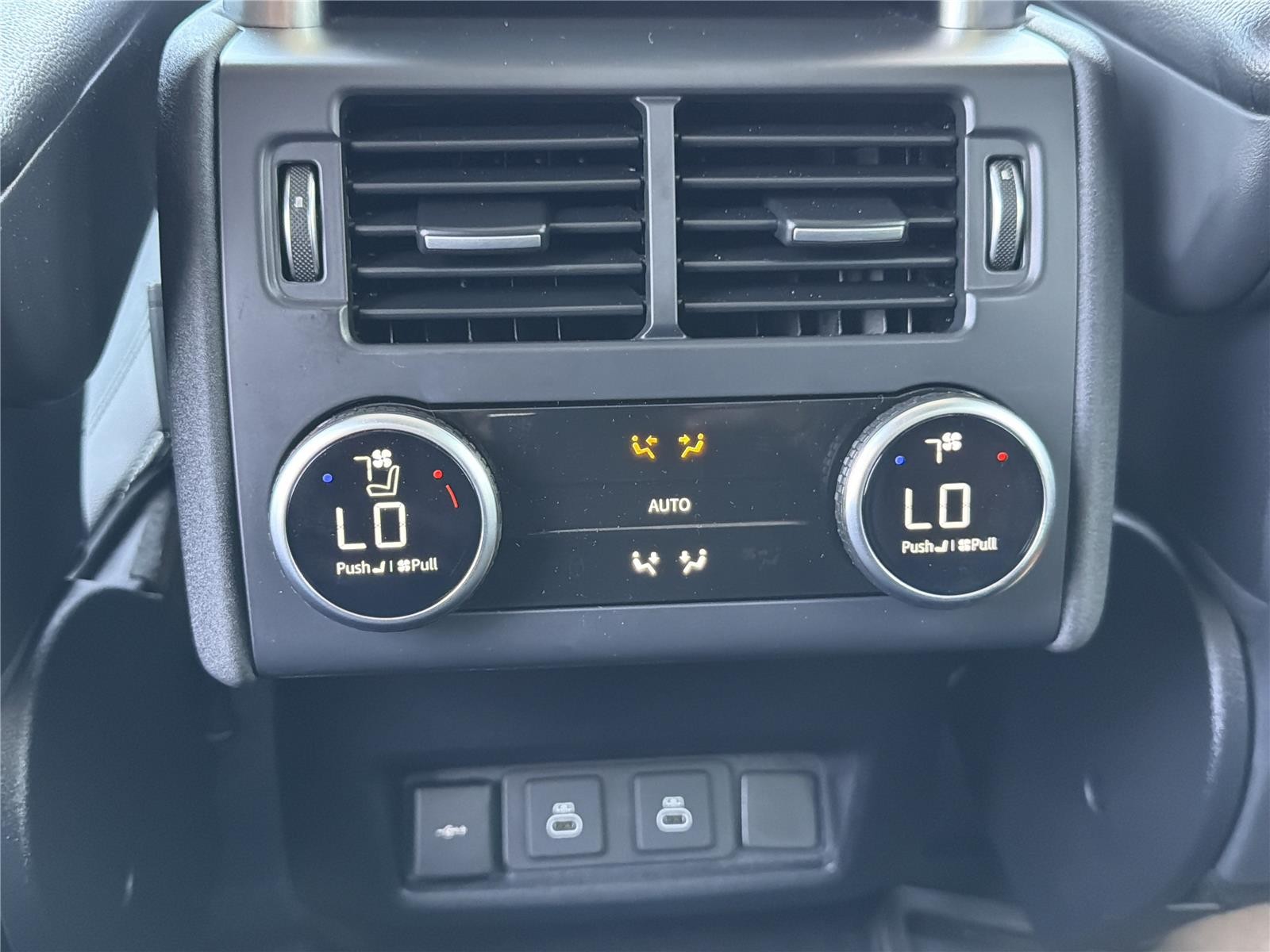 Used 2024 Fuji White Land Rover Dynamic SE image 28