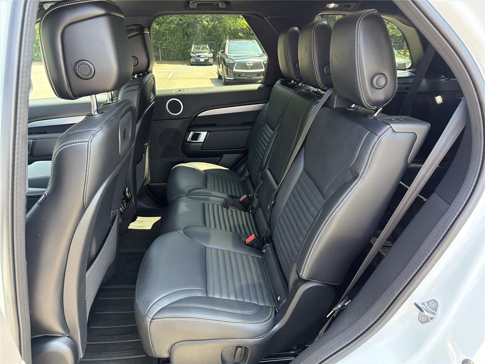 Used 2024 Fuji White Land Rover Dynamic SE image 29