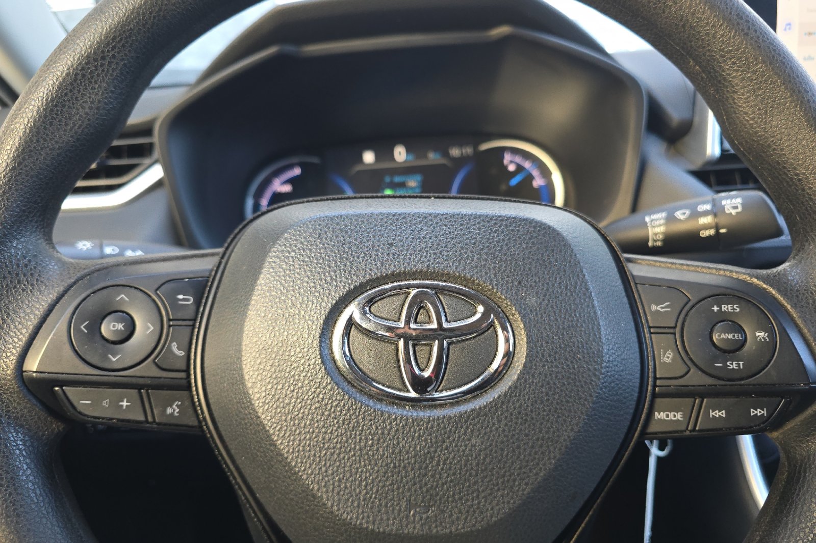 Used 2023 White Toyota LE image 19