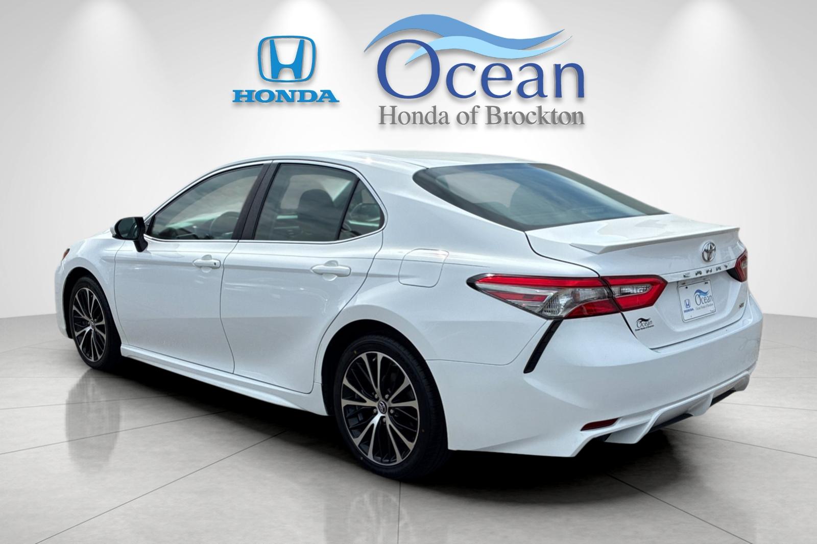 Used 2018 Super White Toyota SE image 5