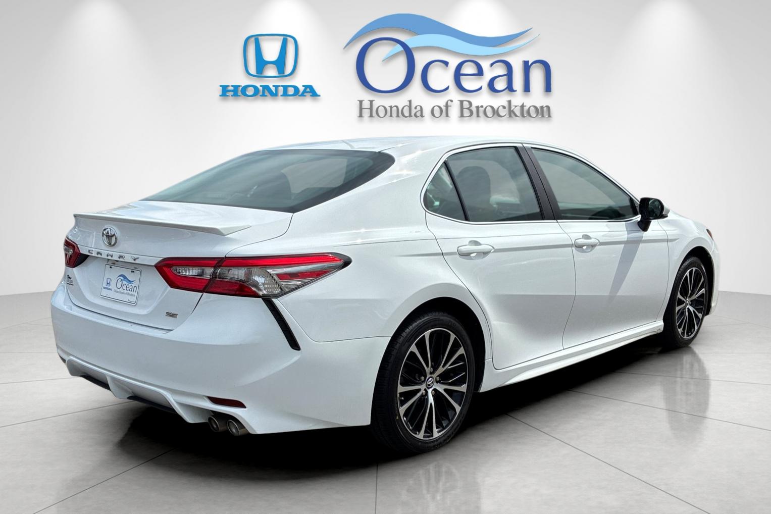 Used 2018 Super White Toyota SE image 3