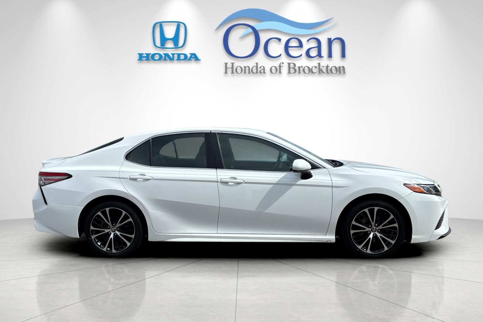 Used 2018 Super White Toyota SE image 2