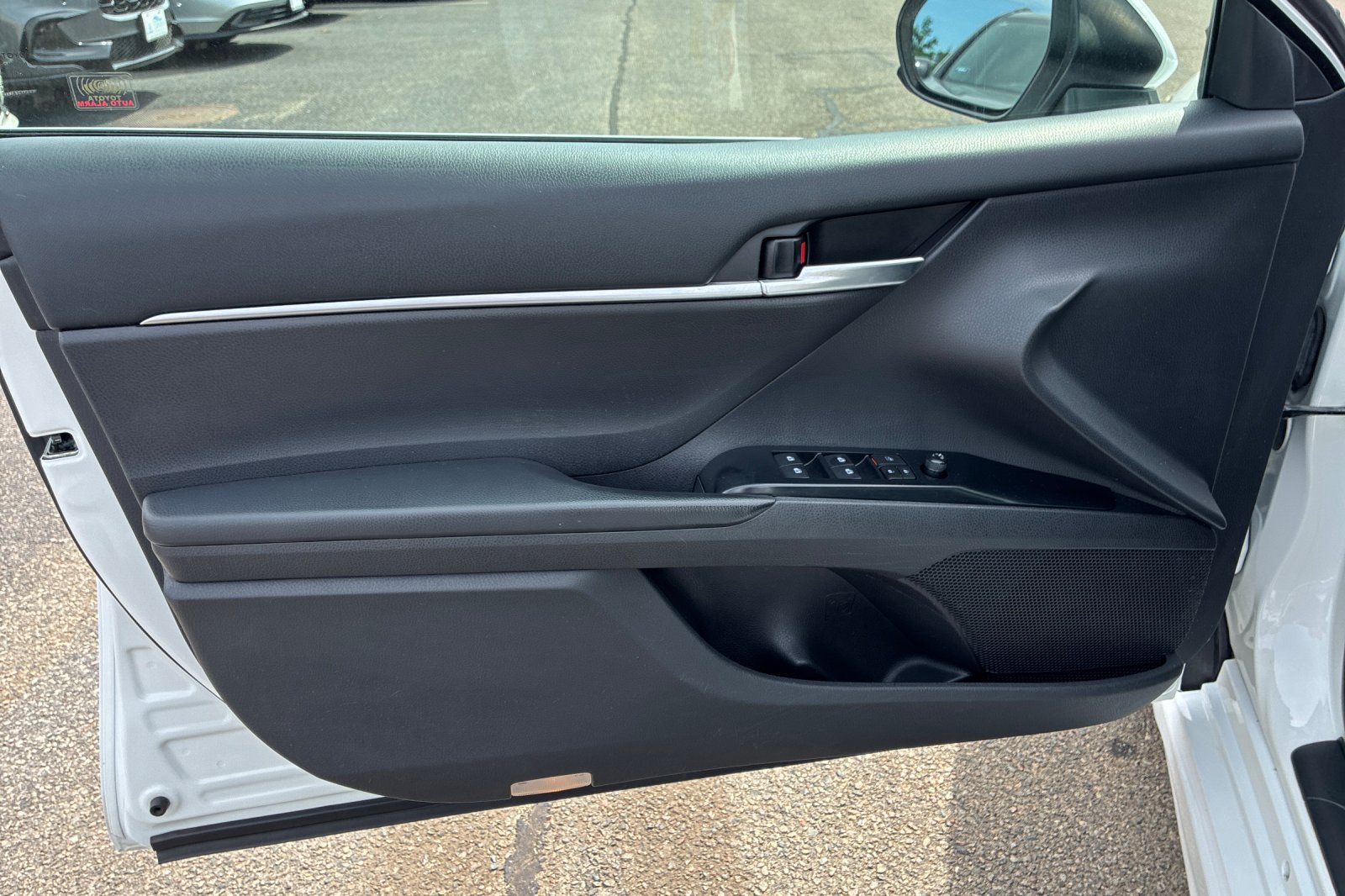 Used 2018 Super White Toyota SE image 11