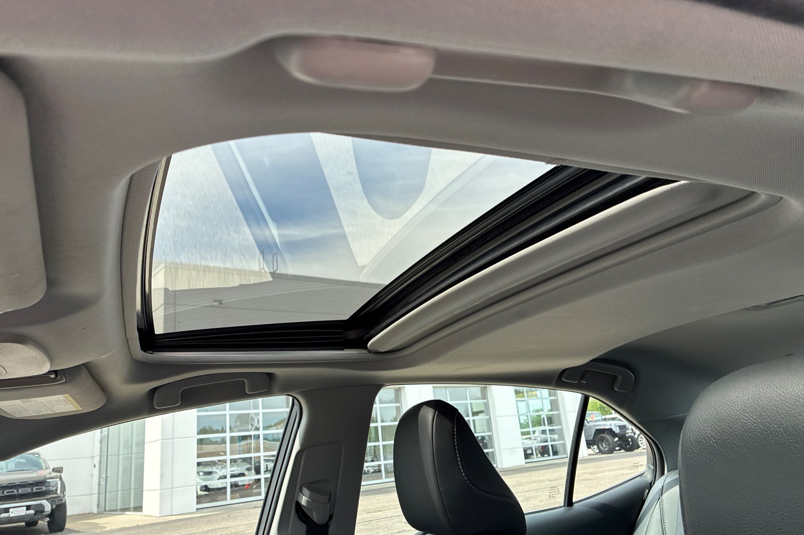 Used 2018 Super White Toyota SE image 20