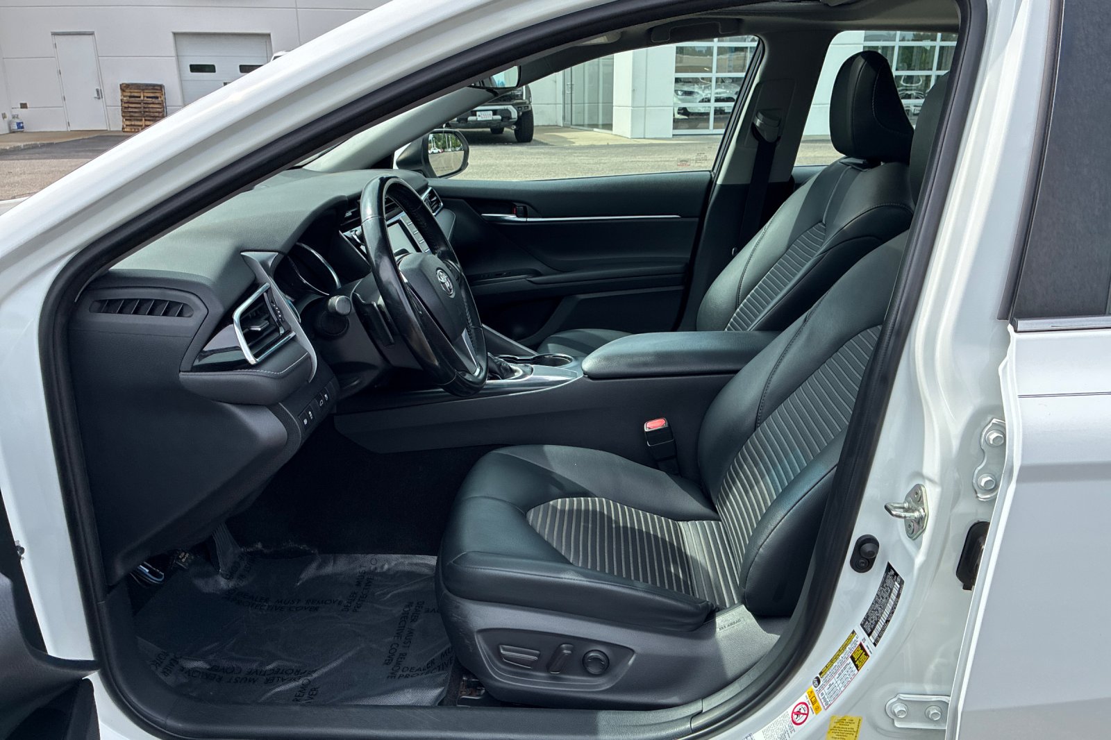Used 2018 Super White Toyota SE image 9