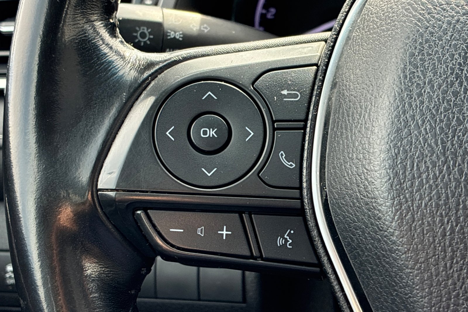 Used 2018 Super White Toyota SE image 28