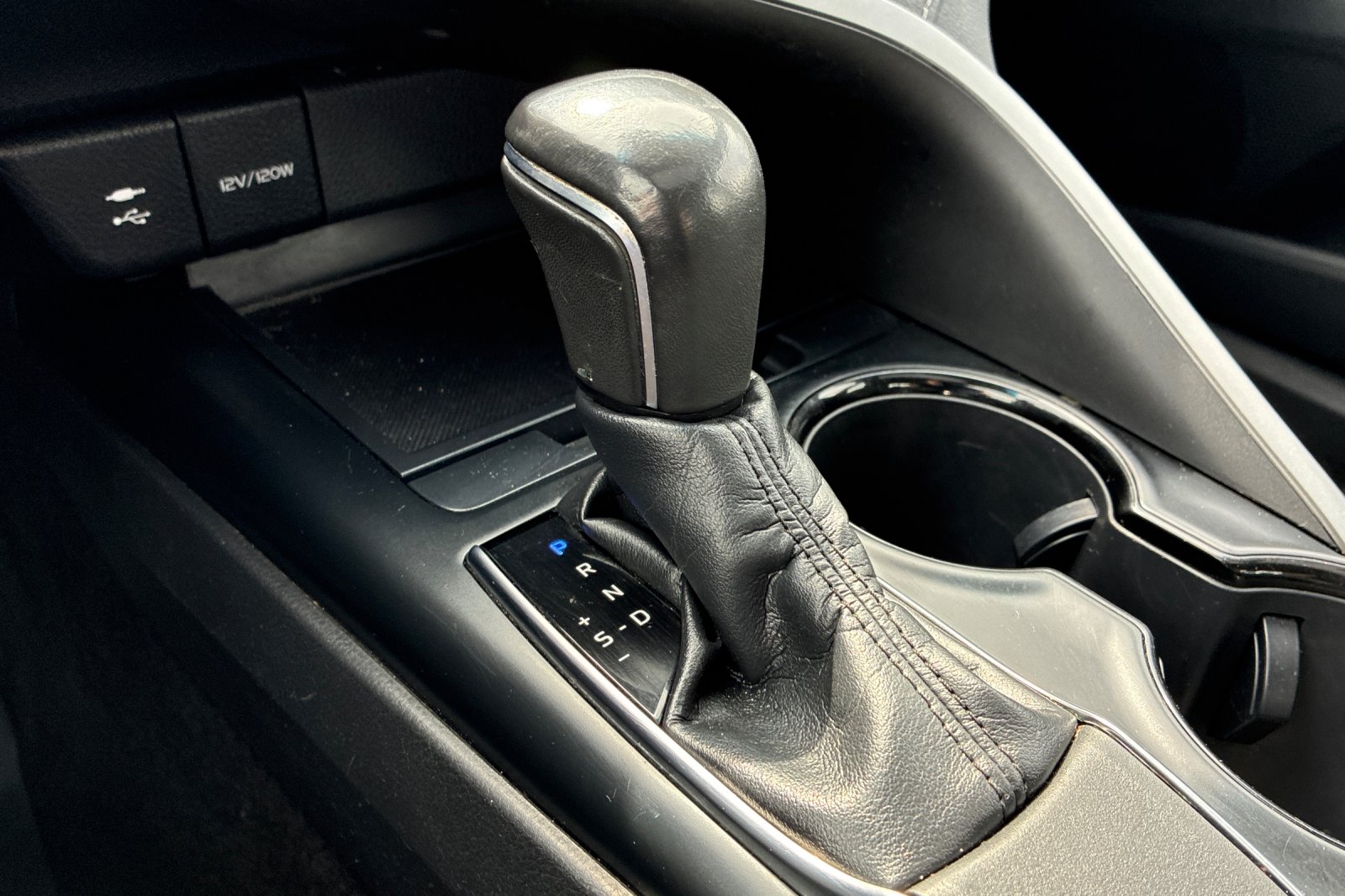 Used 2018 Super White Toyota SE image 25