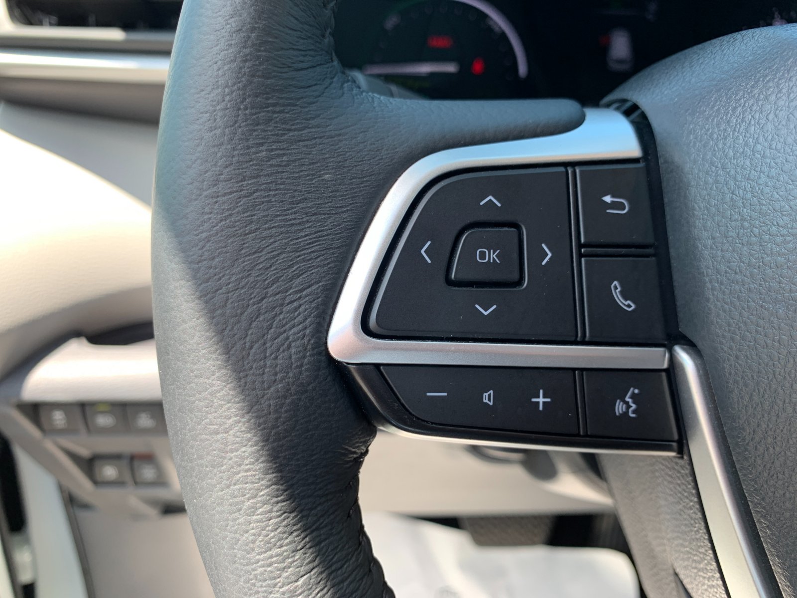 Used 2023 Beige Toyota XLE image 28