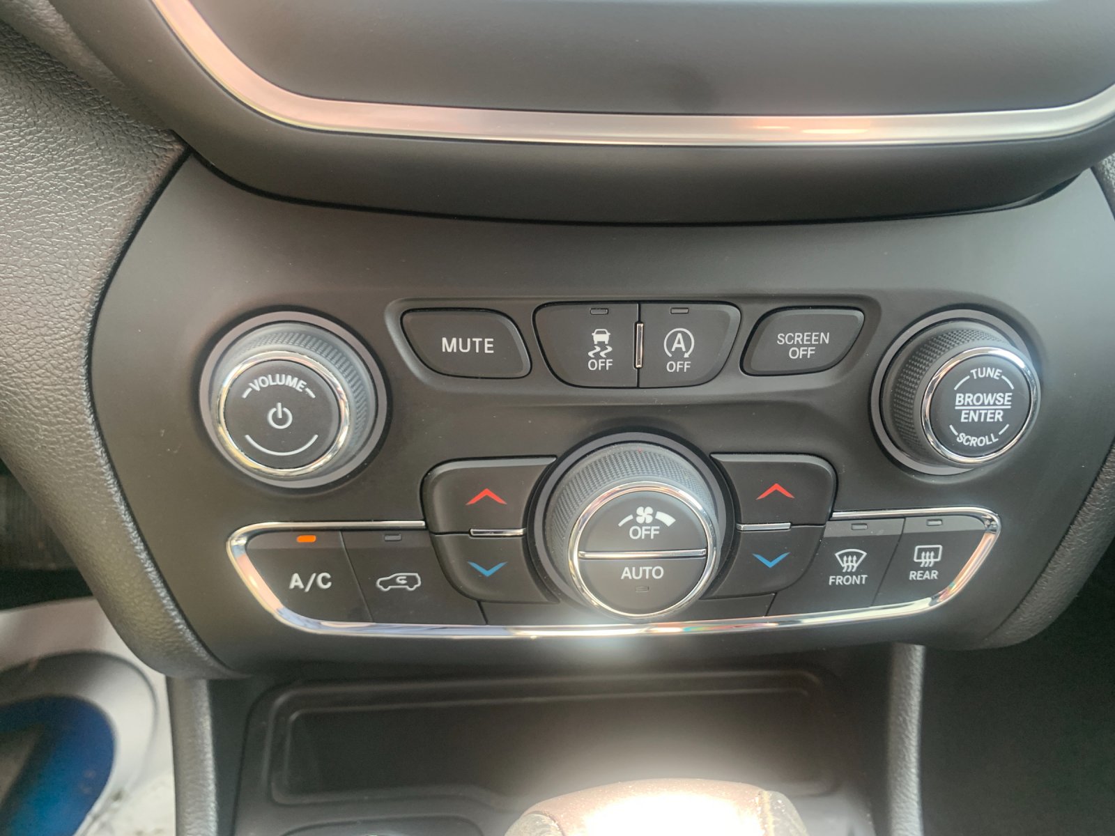 Used 2022 Gray Jeep Latitude Lux image 24
