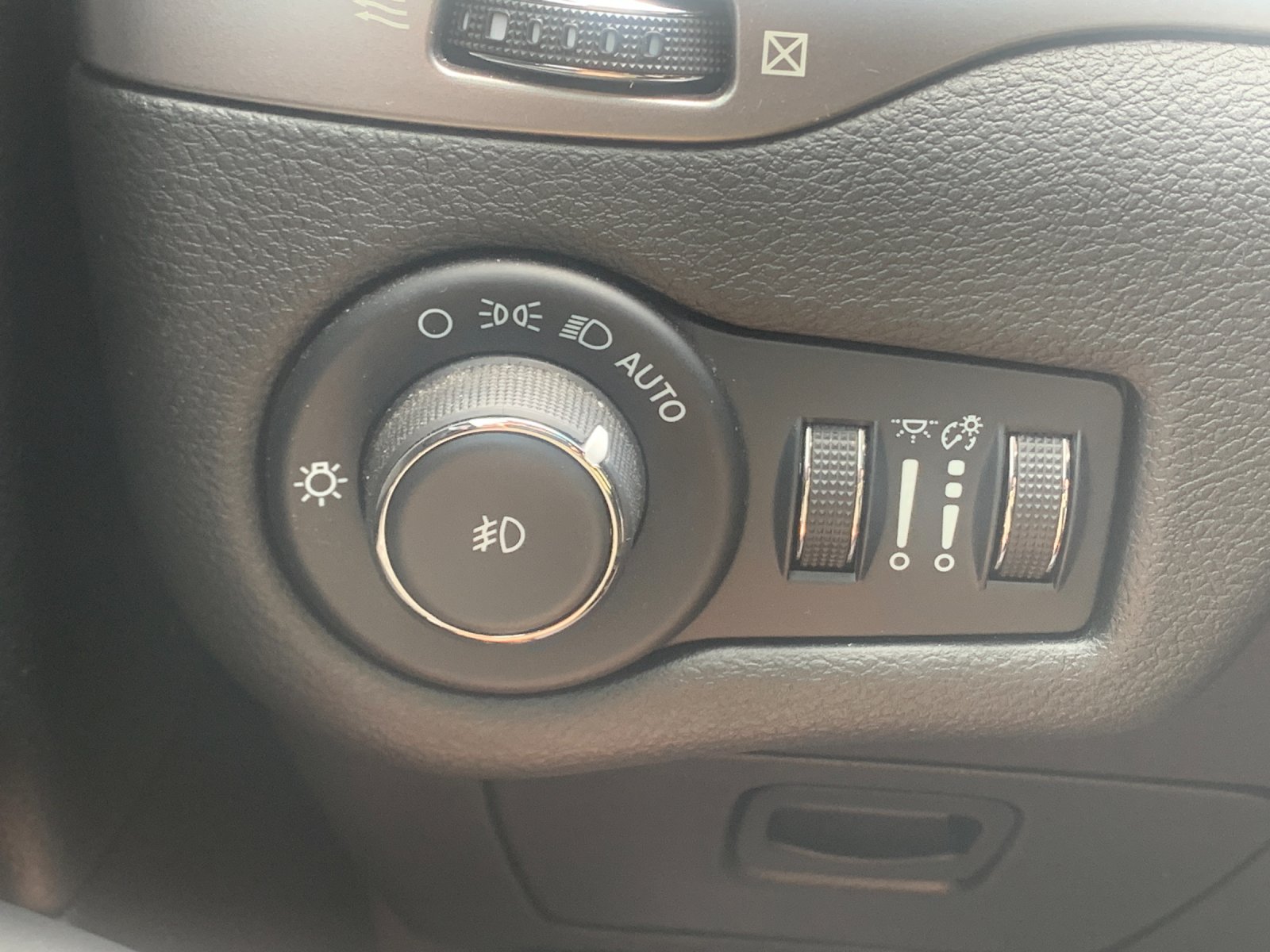 Used 2022 Gray Jeep Latitude Lux image 32