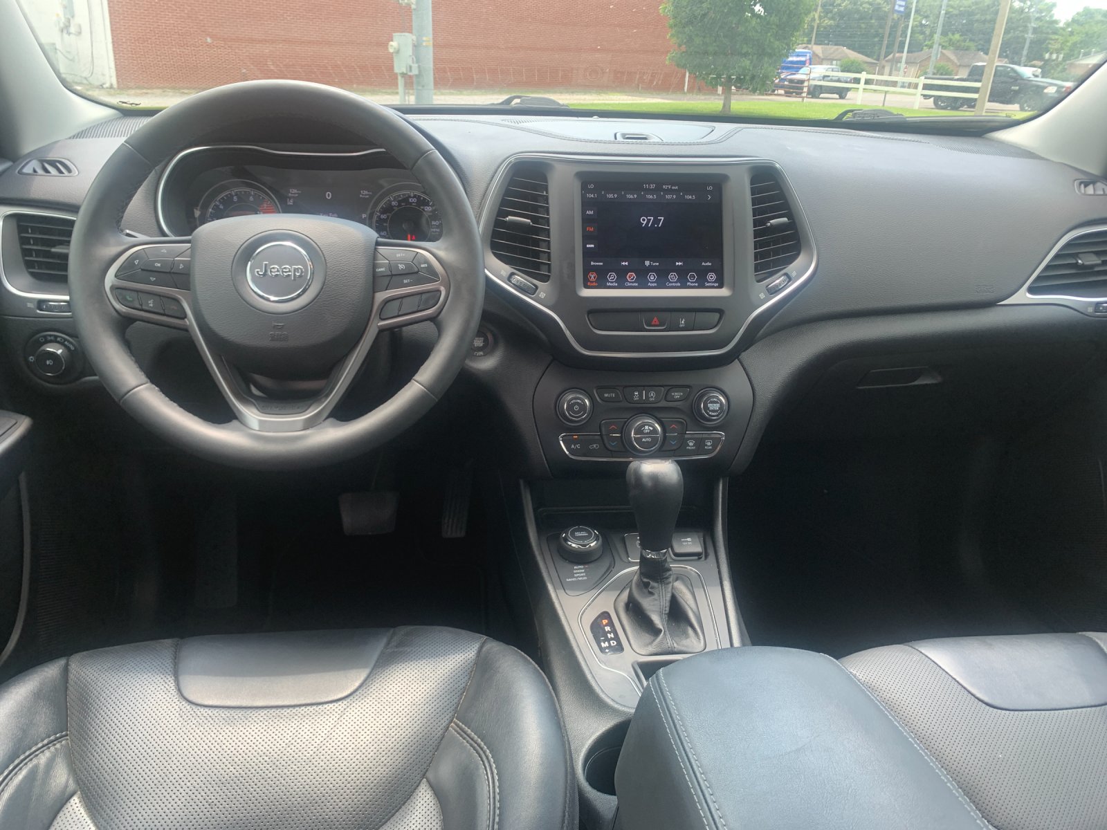 Used 2022 Gray Jeep Latitude Lux image 17