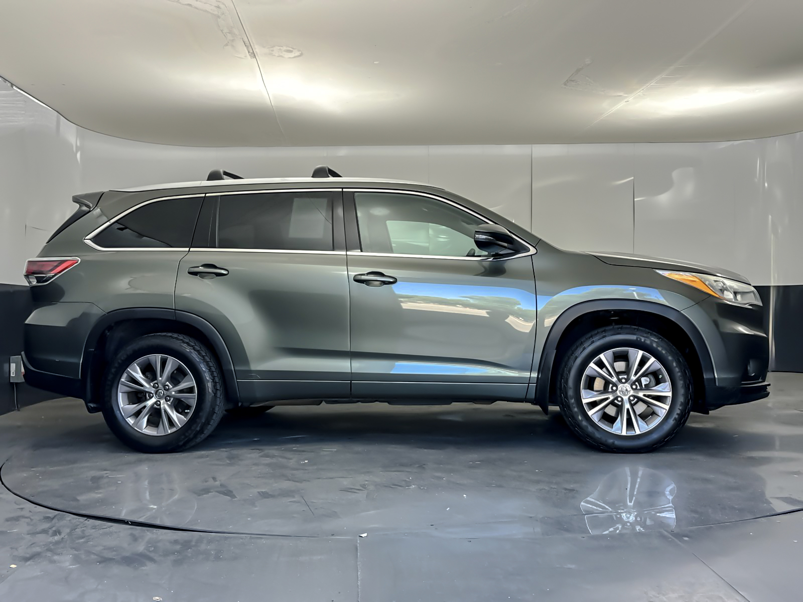 Used 2014 Toyota Highlander XLE with VIN 5TDJKRFH2ES043257 for sale in Stockton, CA