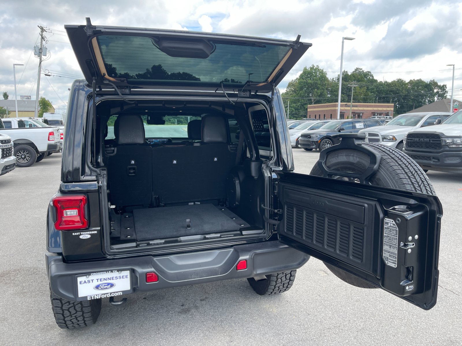 Used 2024 Black Jeep Sahara image 17