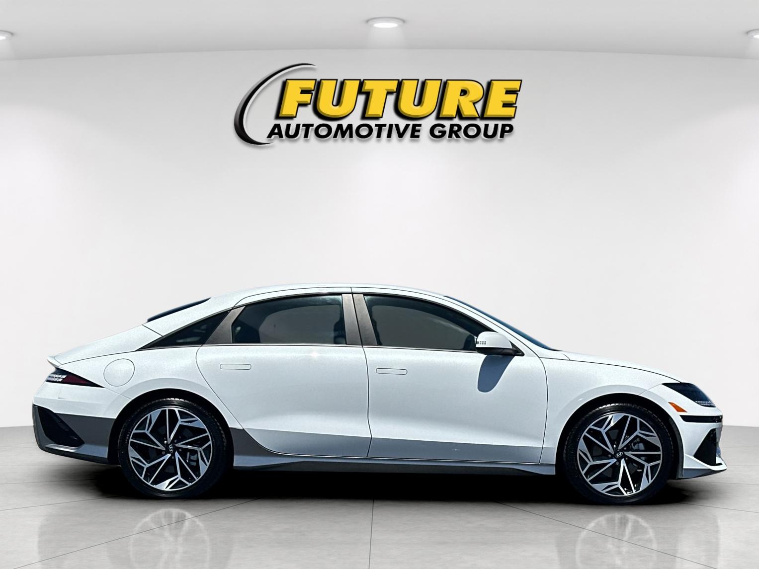 Used 2024 White Hyundai SEL image 2