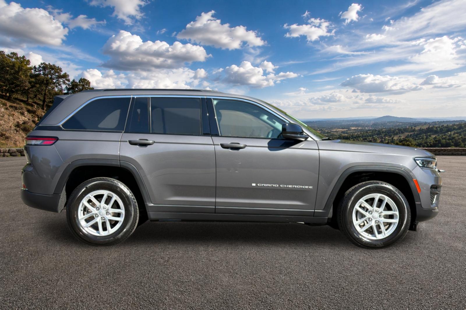 Used 2024 Baltic Gray Metallic Clearcoat Jeep Laredo X image 3
