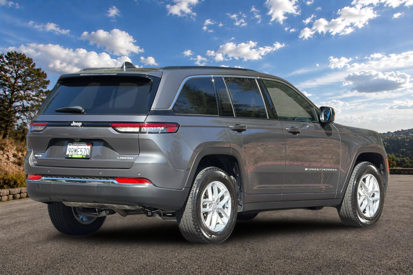 Used 2024 Baltic Gray Metallic Clearcoat Jeep Laredo X image 5