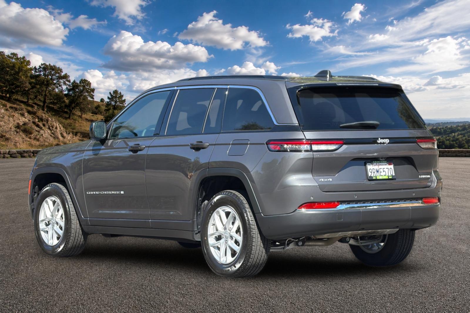 Used 2024 Baltic Gray Metallic Clearcoat Jeep Laredo X image 7