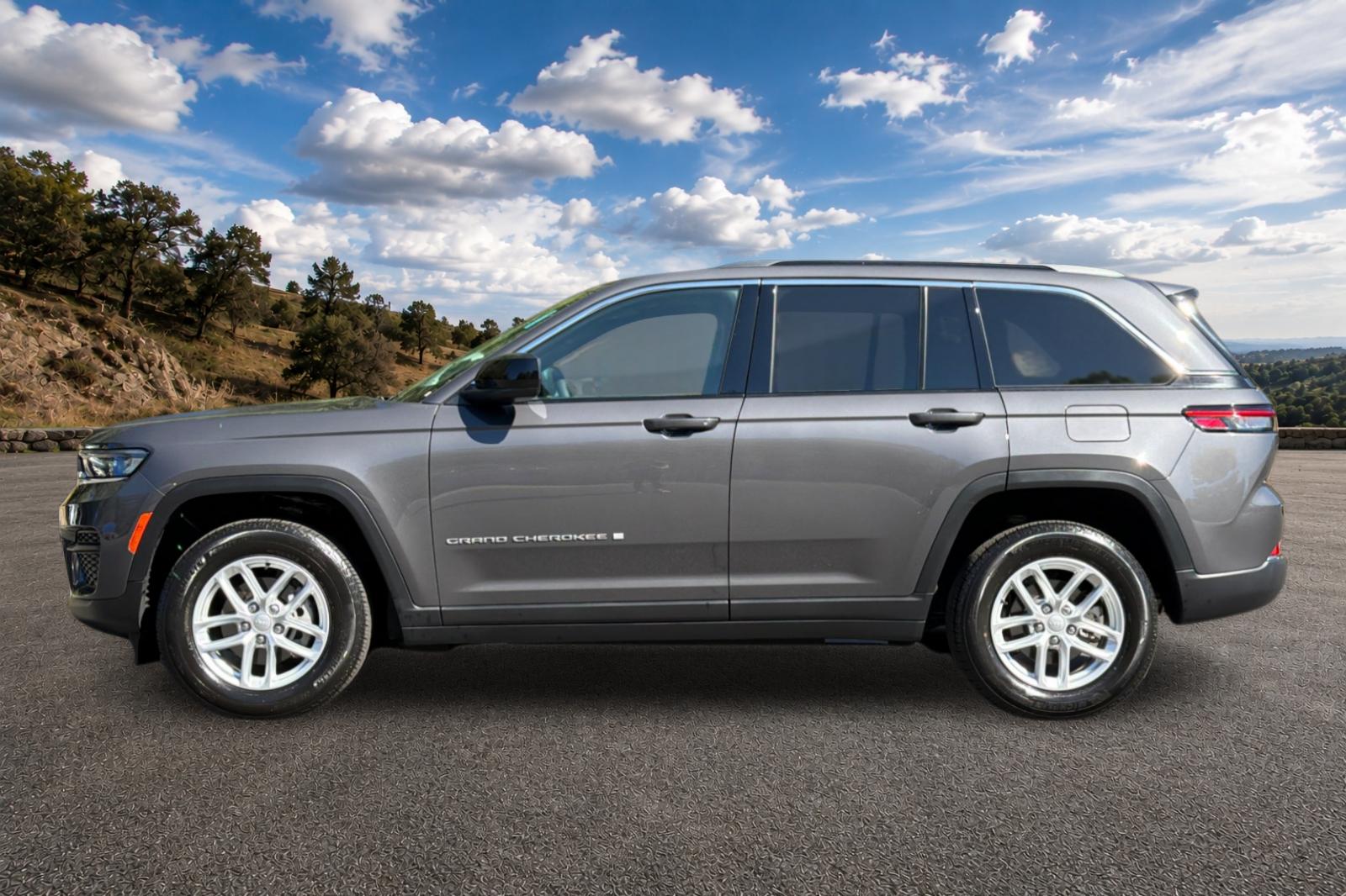 Used 2024 Baltic Gray Metallic Clearcoat Jeep Laredo X image 8