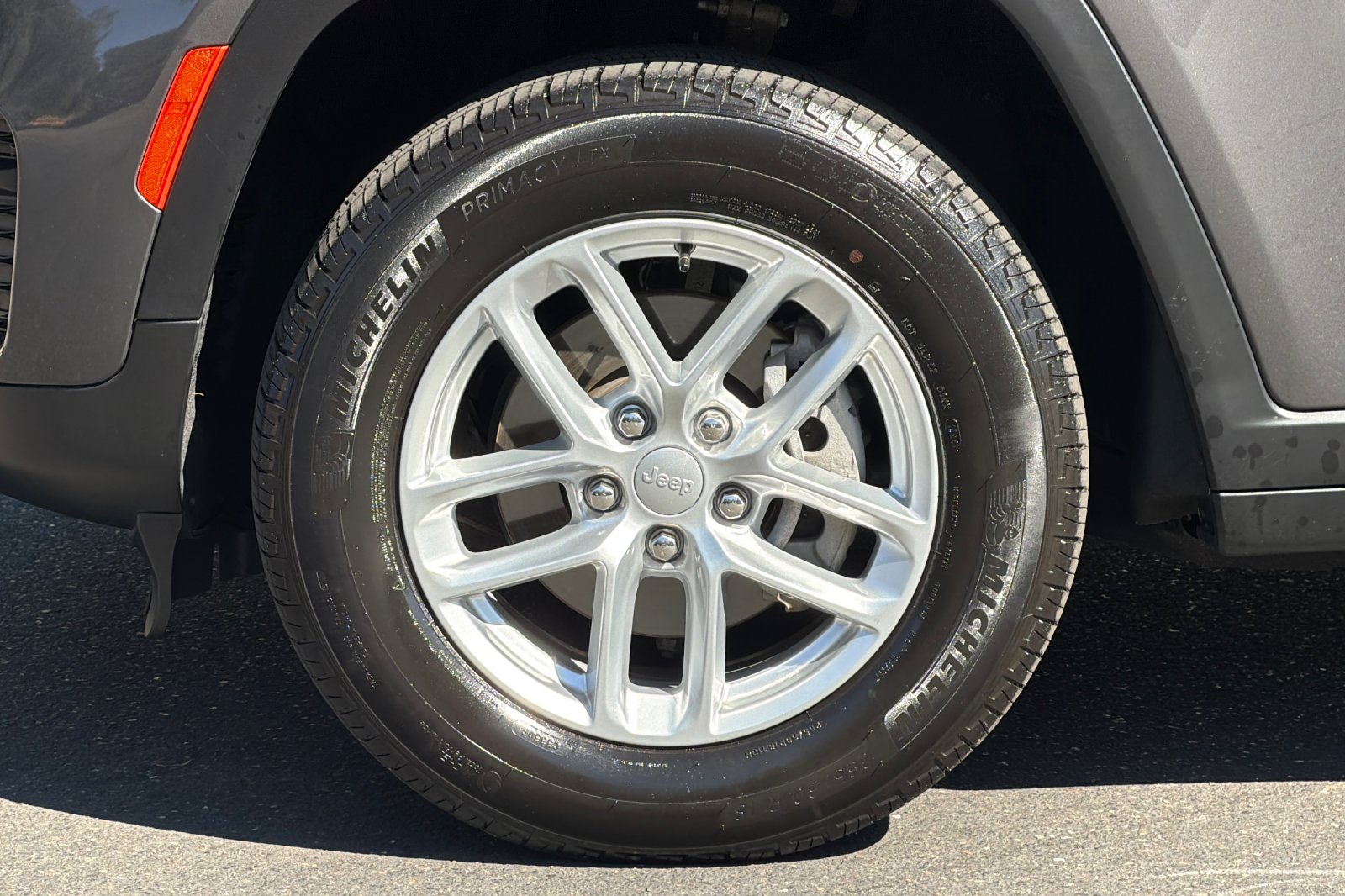 Used 2024 Baltic Gray Metallic Clearcoat Jeep Laredo X image 27