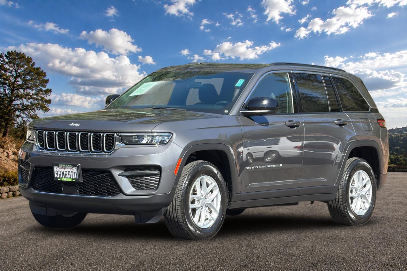 Used 2024 Baltic Gray Metallic Clearcoat Jeep Laredo X image 9