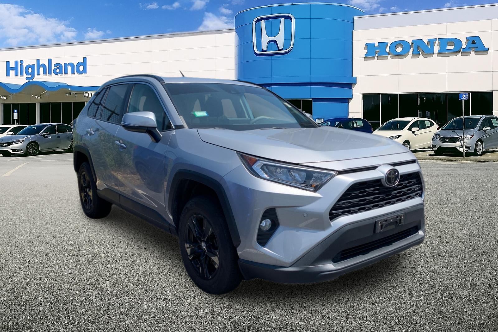 Used 2019 Silver Toyota XLE image 4