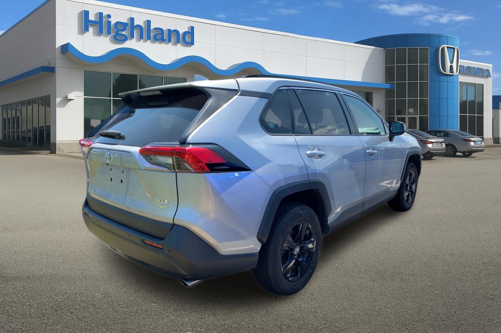 Used 2019 Silver Toyota XLE image 3