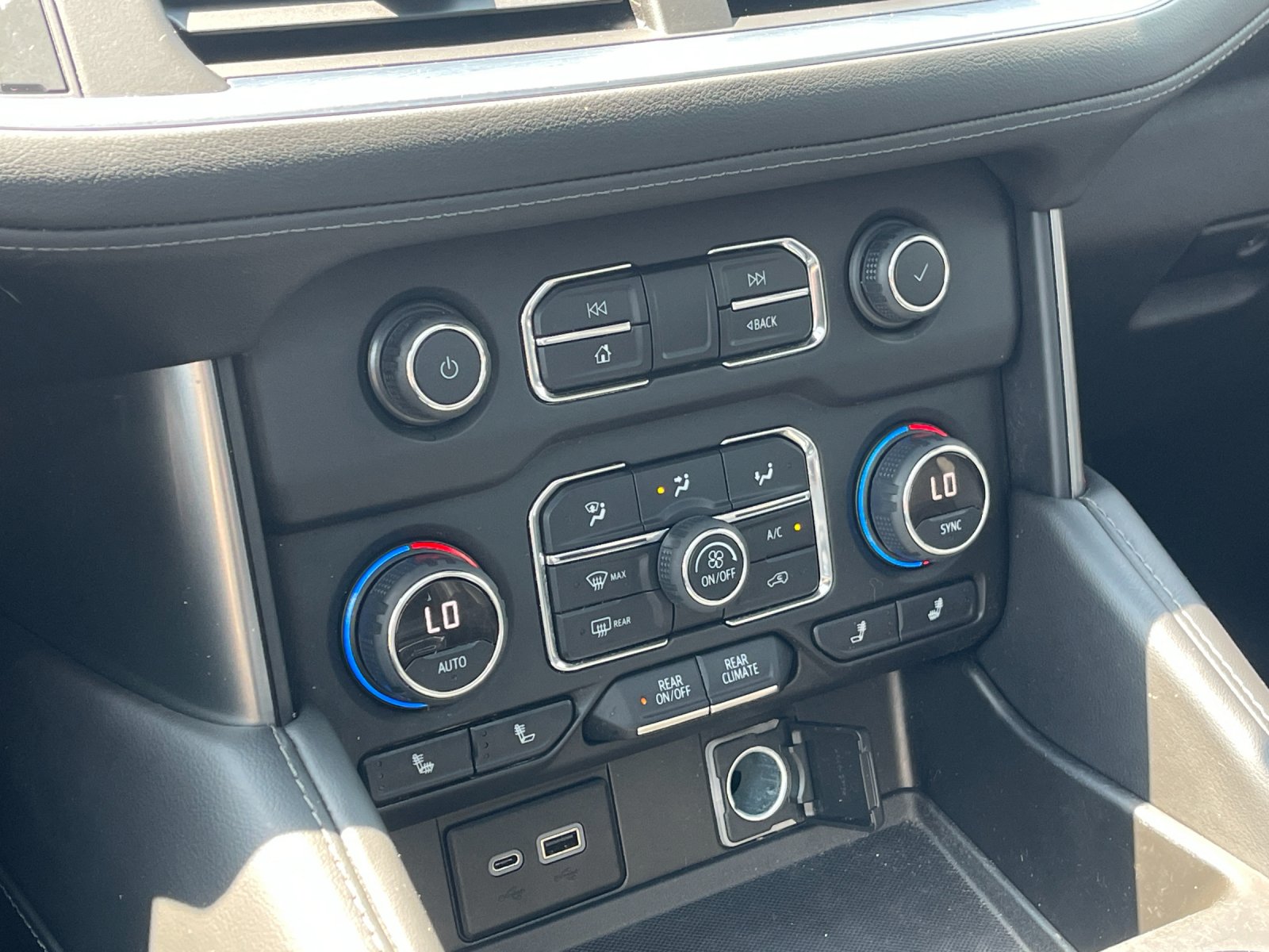 Used 2022 Red Chevrolet Z71 image 25