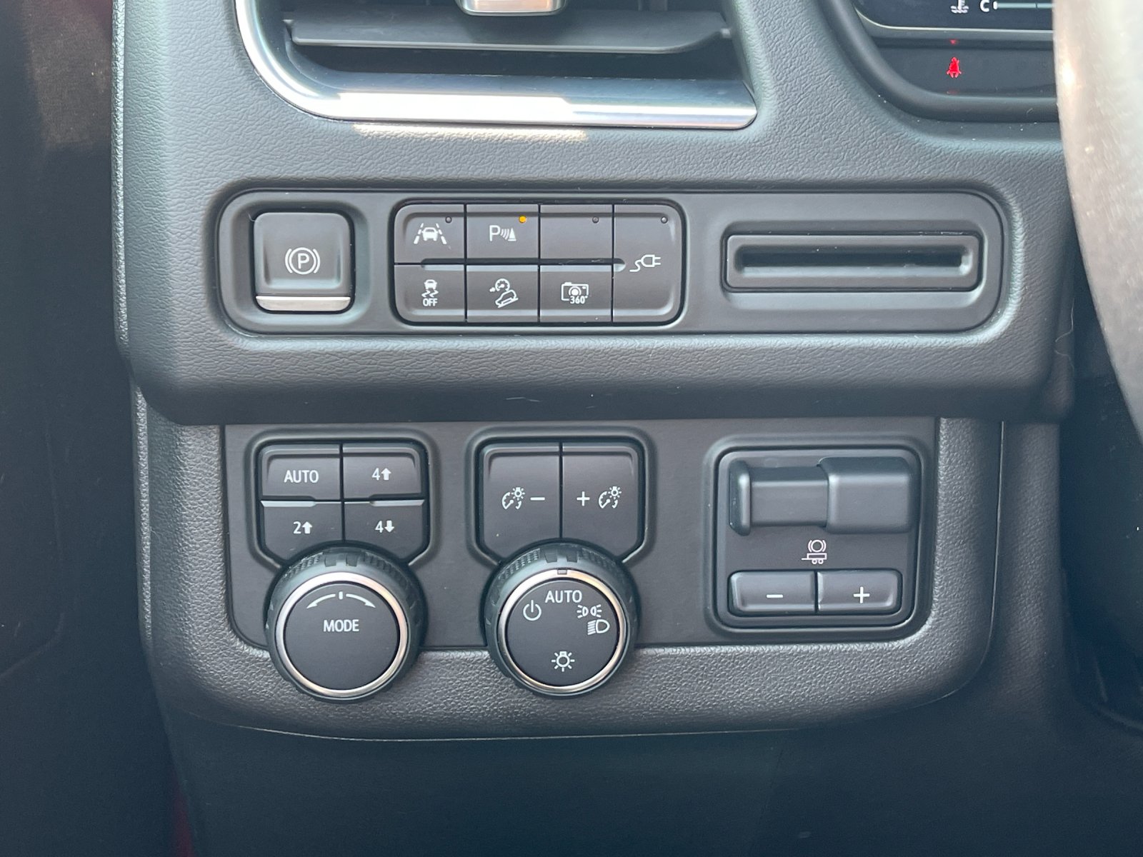 Used 2022 Red Chevrolet Z71 image 33