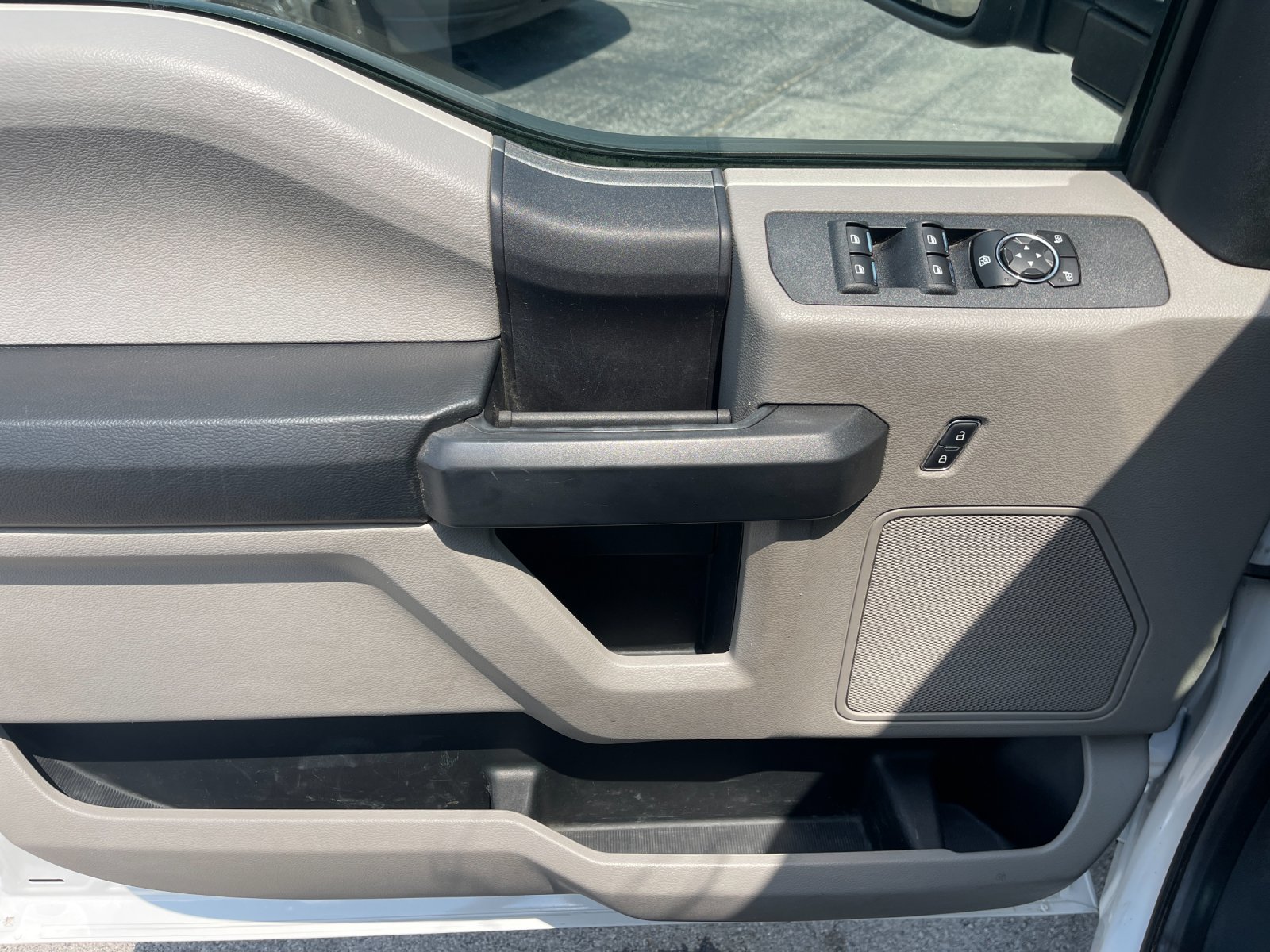 Used 2019 White Ford XL image 12