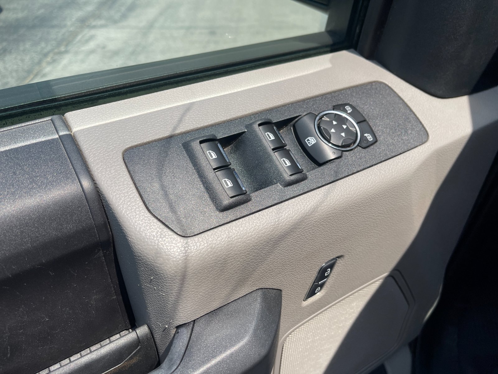 Used 2019 White Ford XL image 13