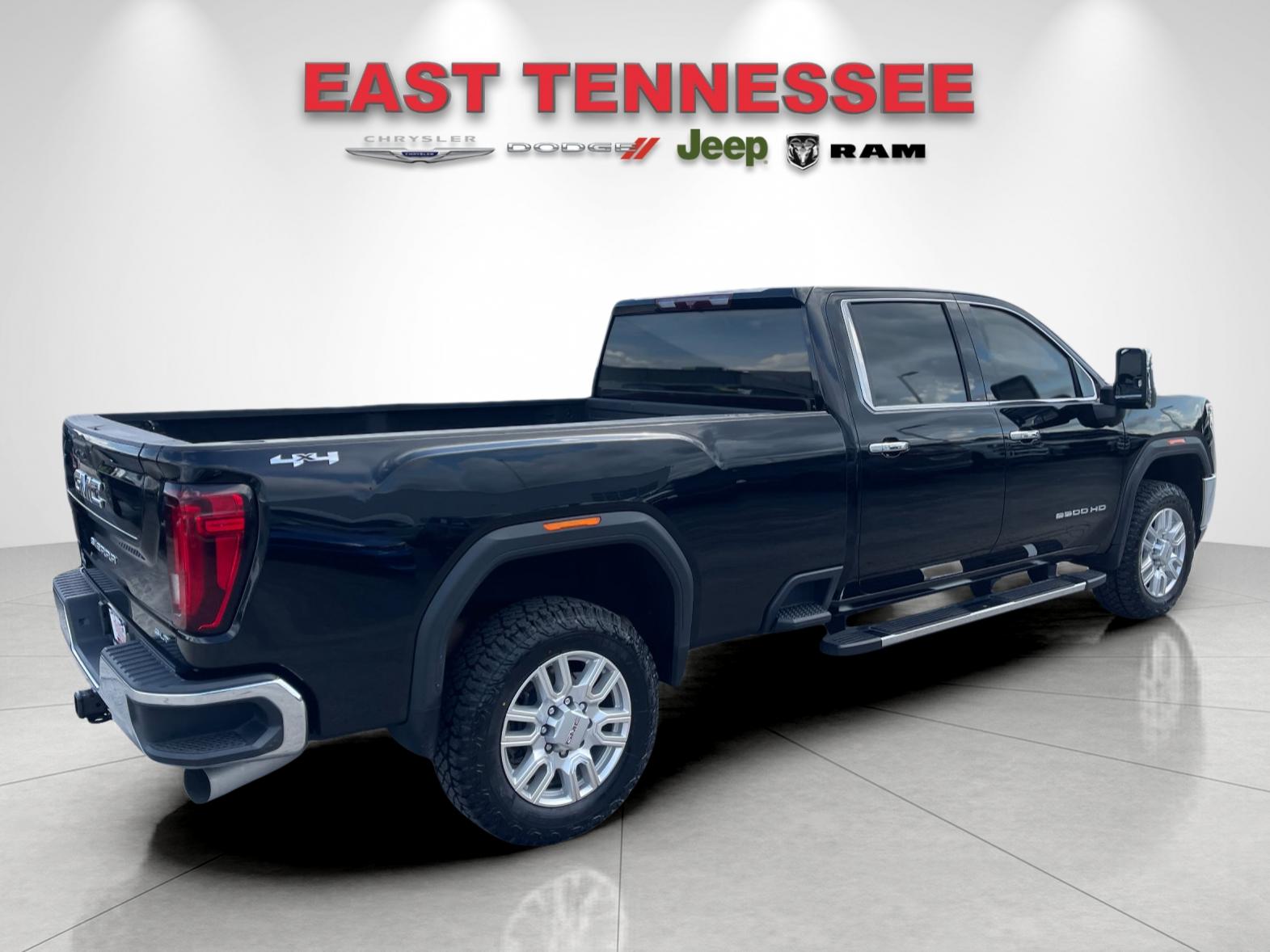 Used 2023  GMC SLT image 3