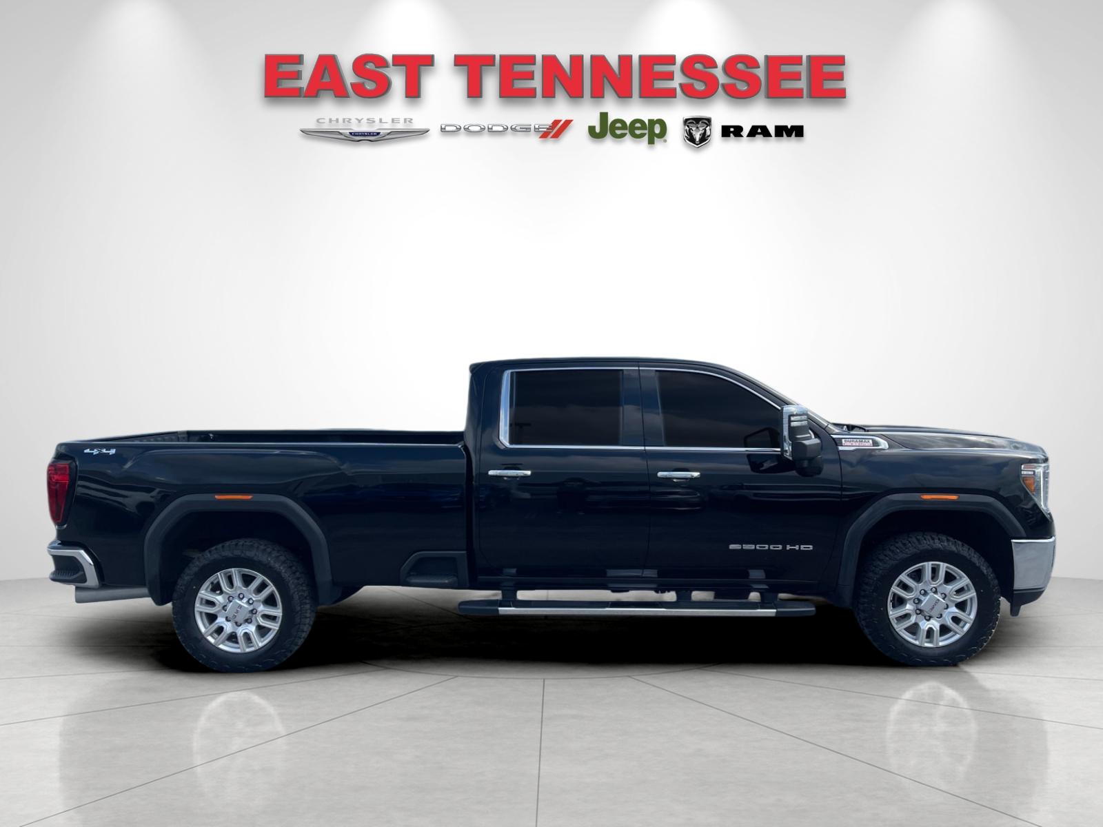 Used 2023  GMC SLT image 2