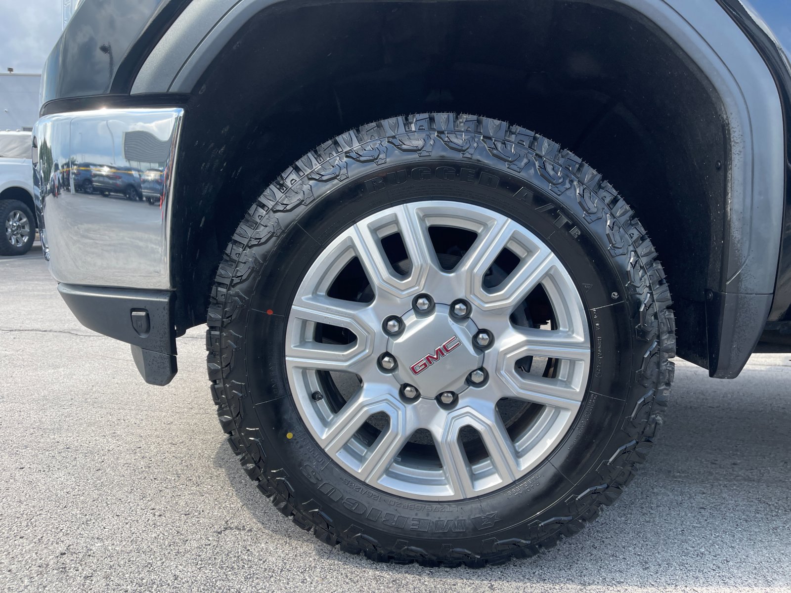 Used 2023  GMC SLT image 30