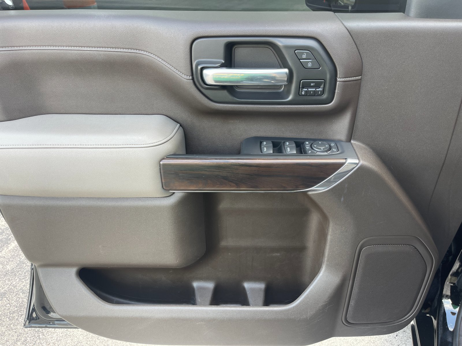 Used 2023  GMC SLT image 12