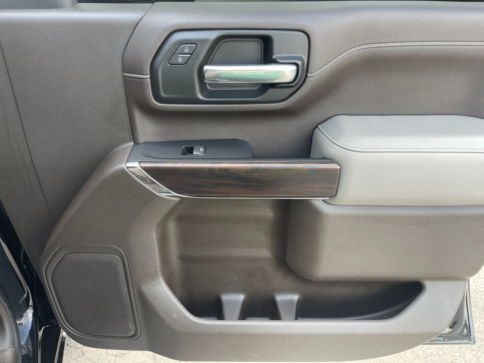 Used 2023  GMC SLT image 18