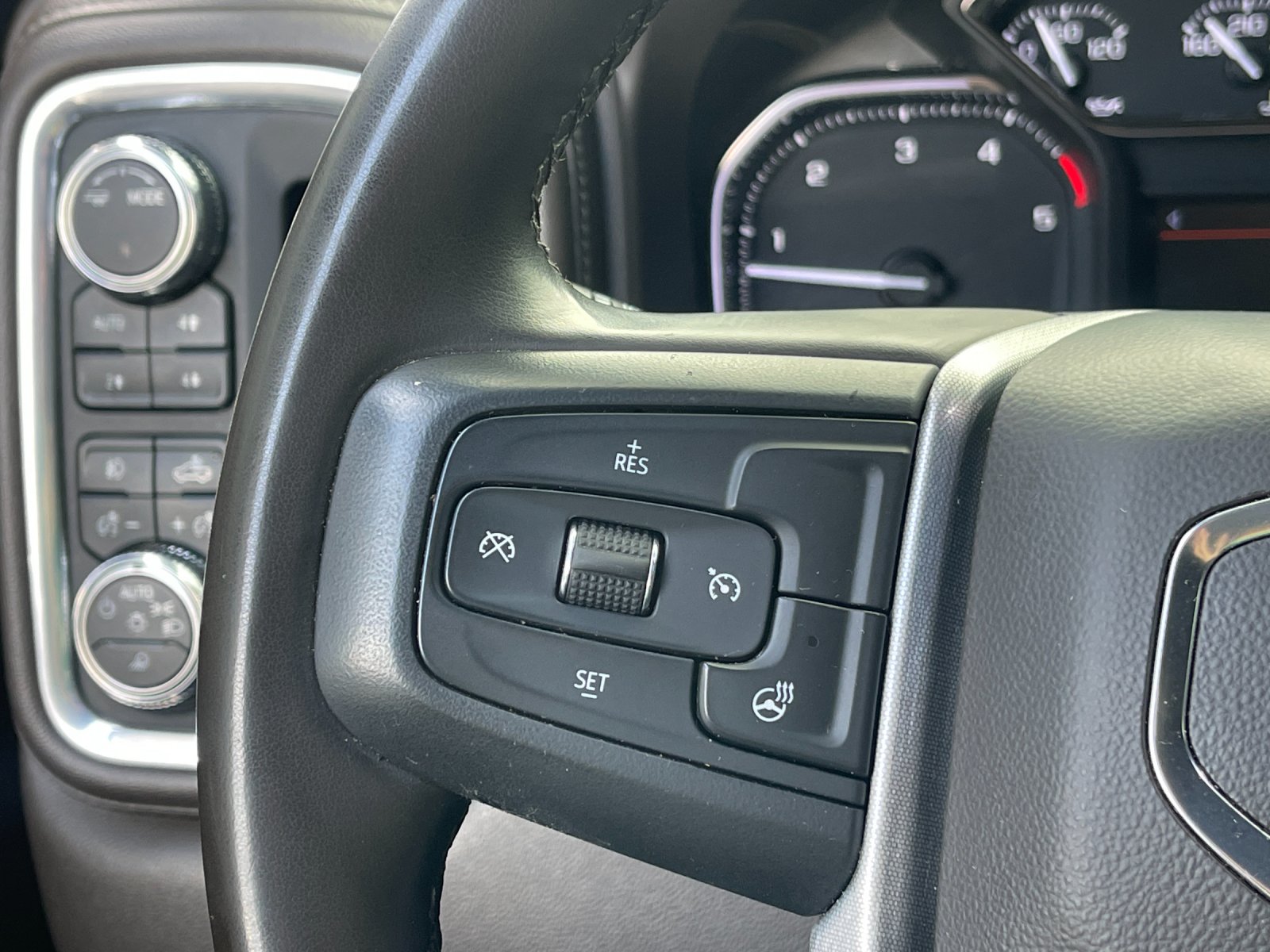 Used 2023  GMC SLT image 25