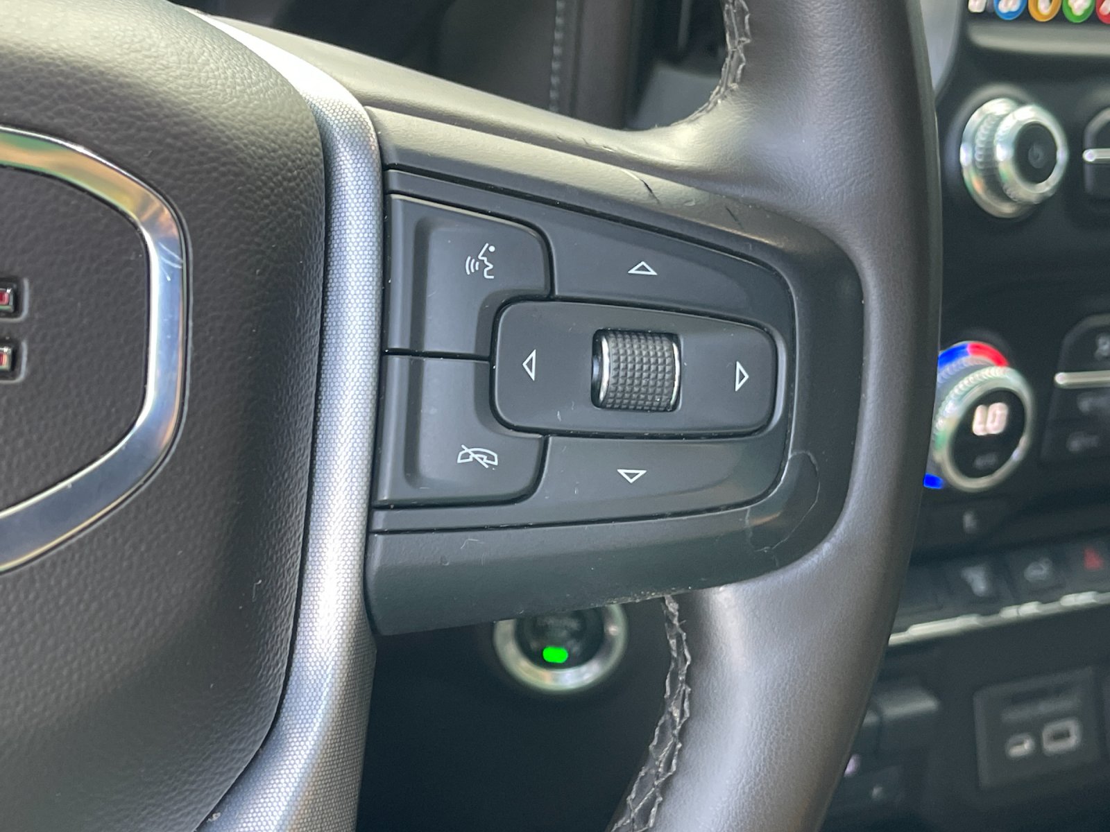 Used 2023  GMC SLT image 26