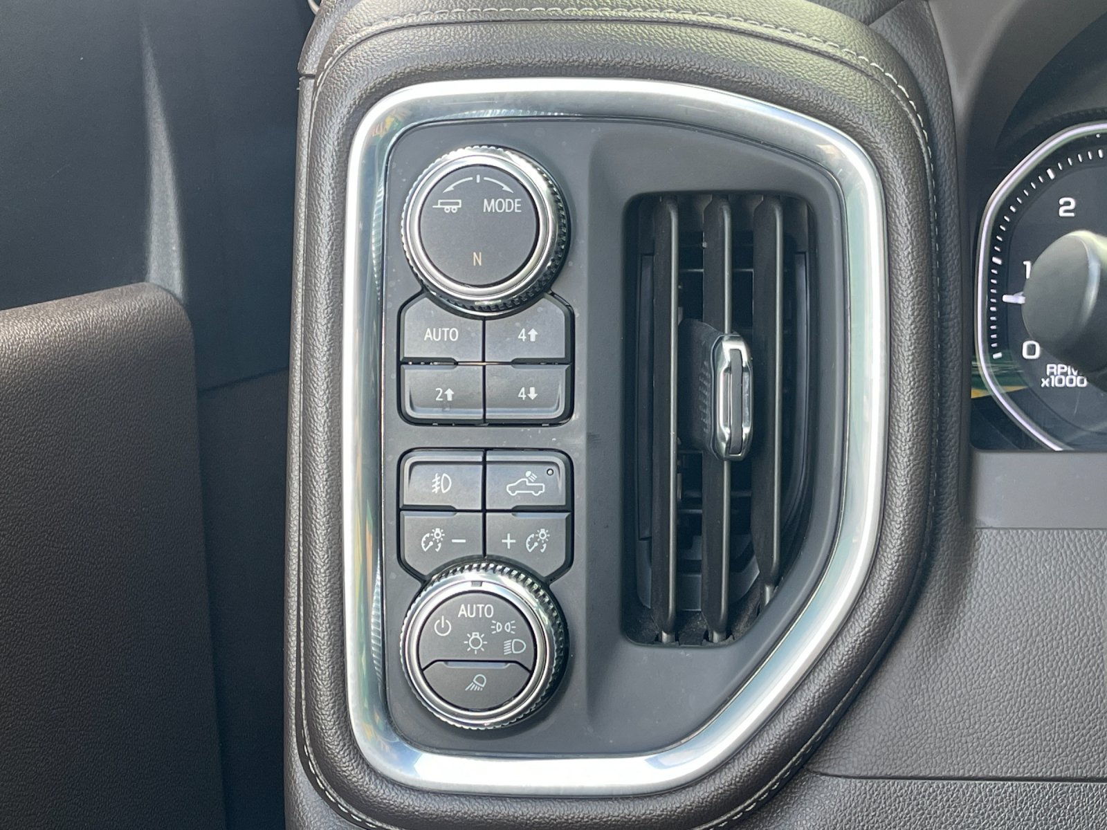 Used 2023  GMC SLT image 29