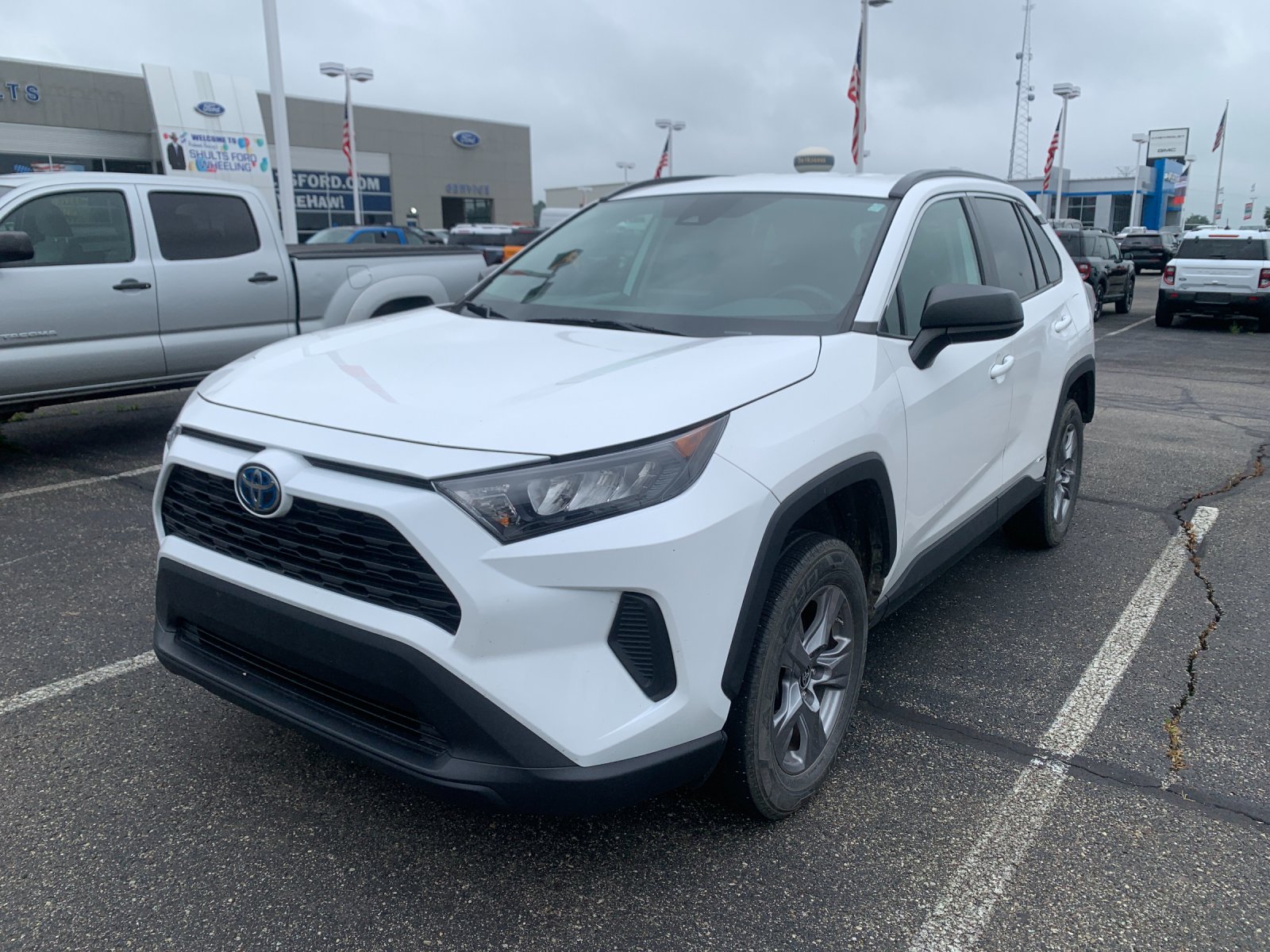 Used 2022 White Toyota LE image 6