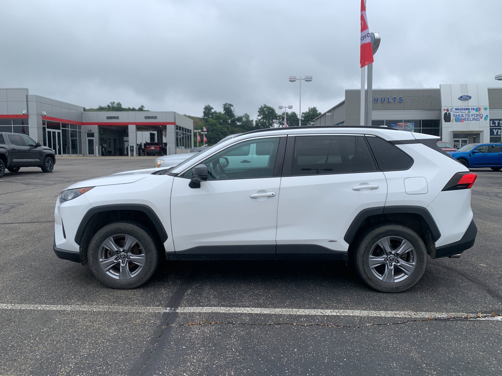 Used 2022 White Toyota LE image 5