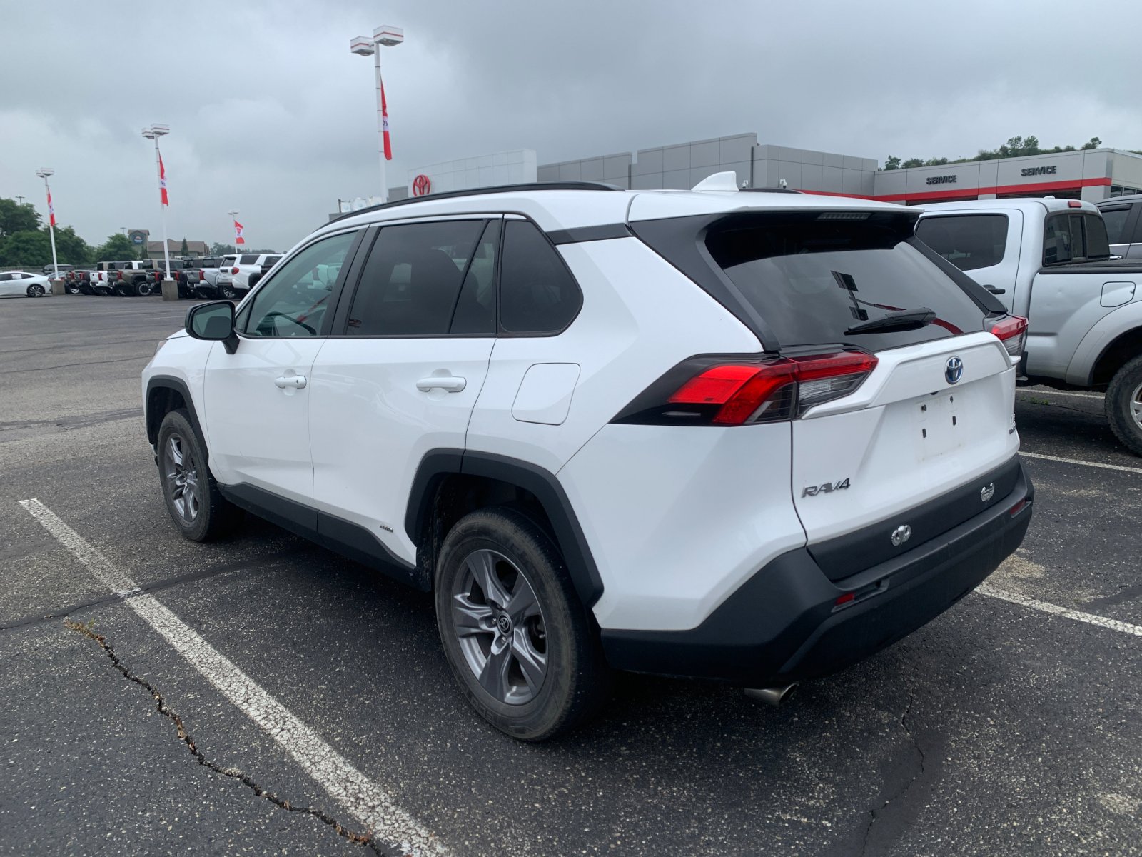 Used 2022 White Toyota LE image 4
